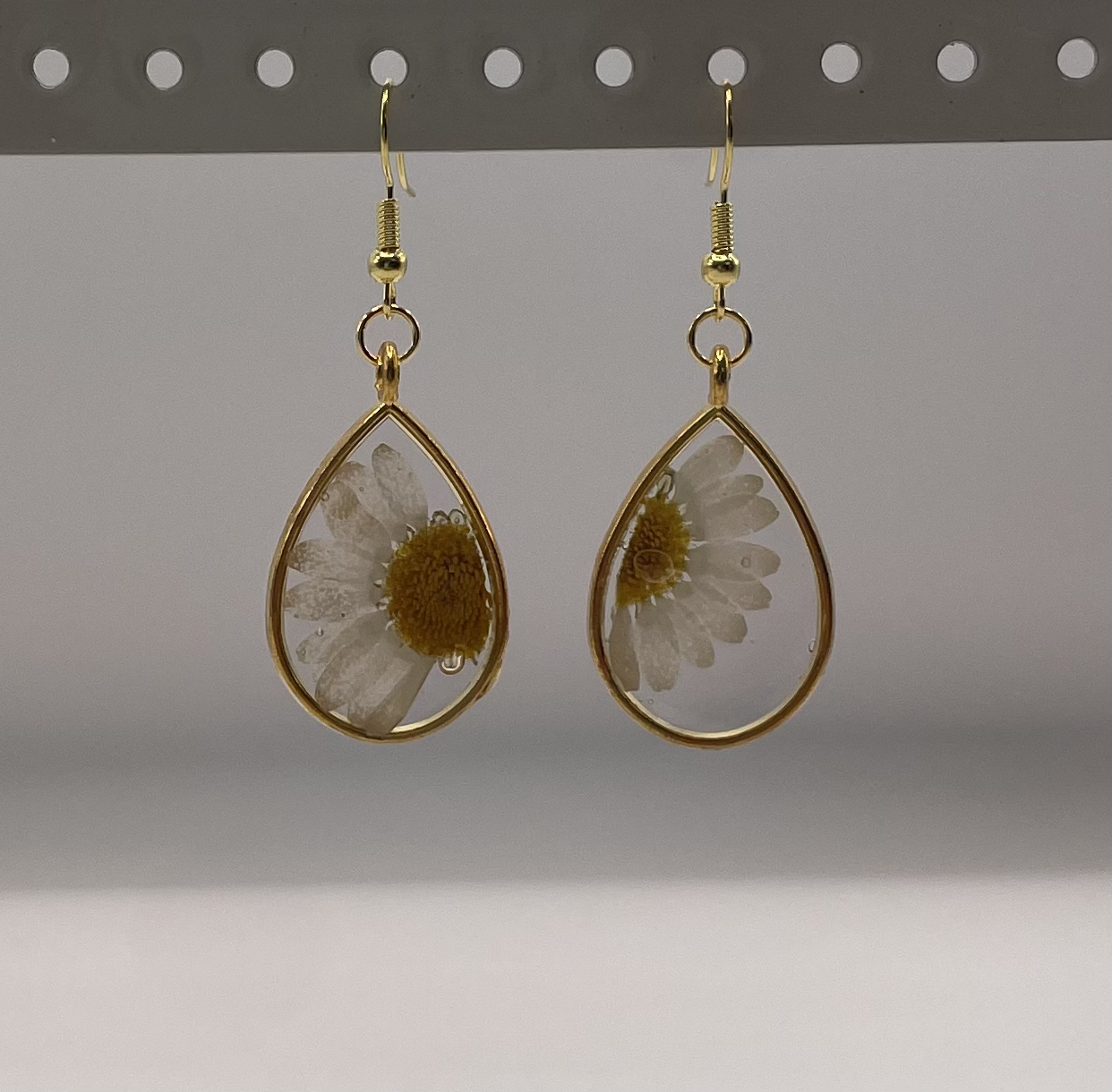 boucles d'oreilles marguerites-1.jpg boucles d'oreilles demi marguerite – Image 1